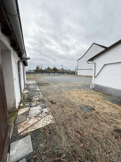 1–2 Familienhaus mit ca.300 m² Wfl.auf großzügigem 1.050-m²-Grundstück–ideal für Wohnen und Arbeiten – Freifläche 
