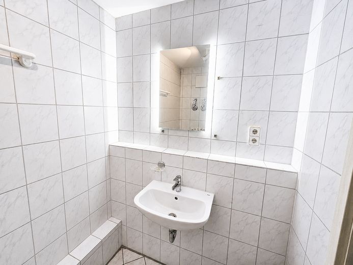 Schöne, renovierte 1-Zimmer Wohnung in zentraler, ruhiger Lage – Badezimmer #1