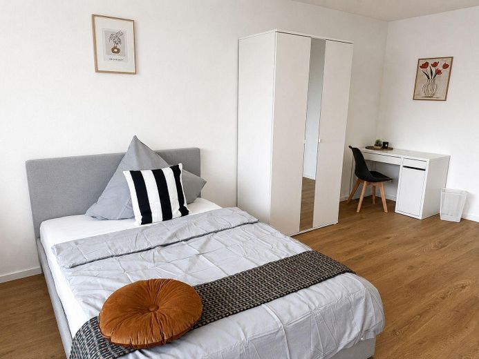 Erstbezug nach Sanierung – Modern möbliertes 1-Zimmer-Apartment mit Balkon in Top-Lage – Foto 2