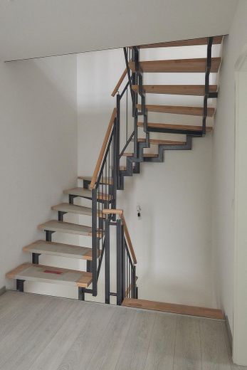 *** Ihr neues Zuhause in einer Doppelhaushälfte in Feucht, inklusive 2 Stellplätze*** – Treppenhaus