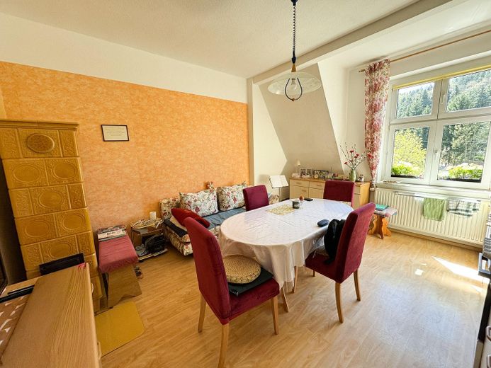 Familientraum: Gepflegte 6ZKB mit zwei Bädern, Garten, Kellerraum, Bus-Haltestelle – Wohnküche mit Kachelofen