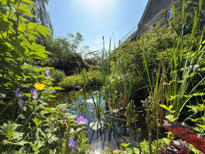 Charmantes Familienhaus mit zwei Wohneinheiten, traumhaftem Garten und großem Entwicklungspotenzial – Teich