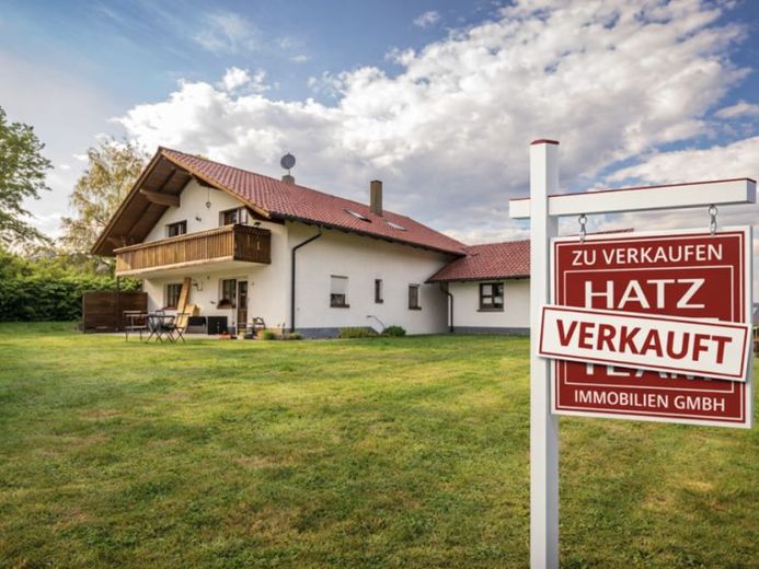Verkauft! Gepflegtes Zweifamilienhaus in ländlicher Lage nähe Tiefenbach! – Foto 1