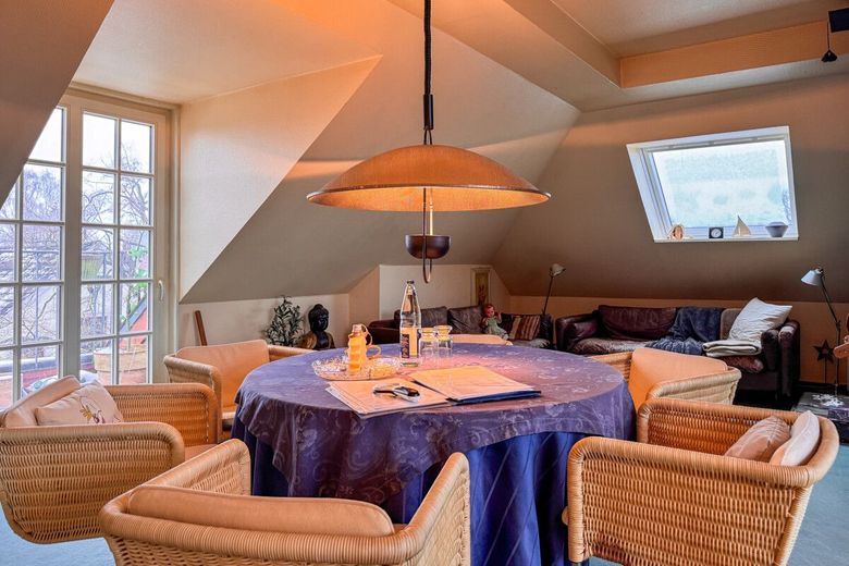 Kapitalanlage mit historischem Charme: 2 Zimmer Maisonett mit Tiefgarage und Balkon in Vegesack – Wohnzimmer