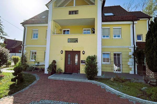 Ekskluzywna nieruchomość nad rzeką Neufnach – przestronne mieszkanie na działce o powierzchni ok. 1700 m²