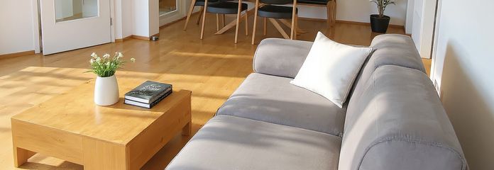 4-Zimmer-Wohnung mit Balkon und Fußbodenheizung in Augsburg – Wohn-/Essbereich mit Parkett