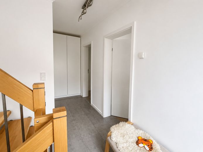 Elegancki nowy dom rodzinny w Hochheim | 156 m² | 6 pokoi | Ogród i taras na dachu – Warmer Heller Flur