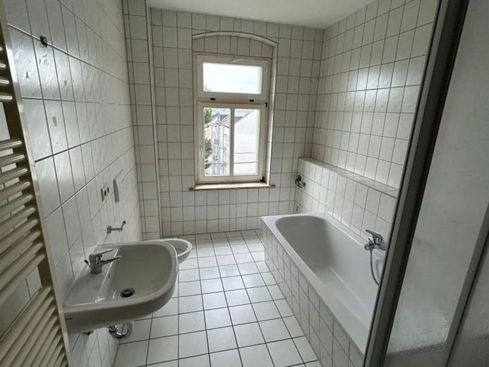 Am Park! Großzügige 3-Zi. mit Aufzug, Laminat, Wanne und Dusche! EBK mgl. – Foto 1