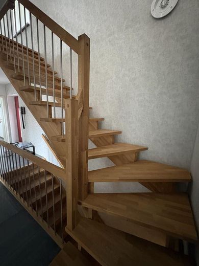 großes individuell erbautes Einfamilienhaus mit Einliegerwohnung in Pausndorf-Solar & Wärmepumpe – Treppe zum Obergeschoss