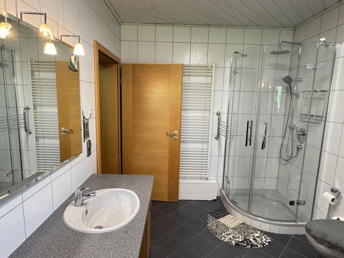 Wohnen am Wasser: Ehemaliges Mühlenanwesen mit Pool, Bachgrundstück und 3 Wohneinheiten – Bad OG