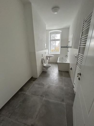 Zweitbezug nach San.! Kompakte 3-Zi mit EBK, Laminat, offener Küche und Wanne – IMG_6488