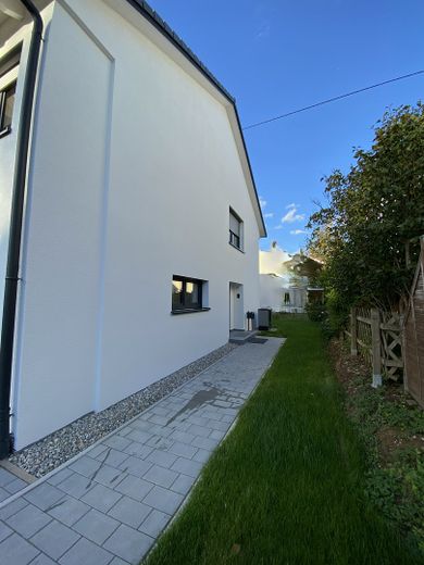 Hochwertig modernisiertes Einfamilienhaus in begehrter, stadtnaher Lage (provisionsfrei, Erstbezug) – Garten