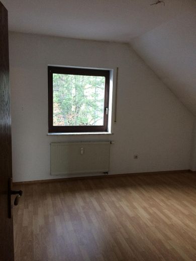 Schöne helle Dachgeschosswhg im Einfamilienhaus in Ehrang 3 ZK, großes Bad, großer Balkon – Kinderzimmer/Büro