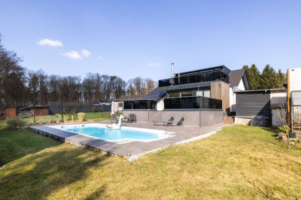 Urlaubsfeeling!!! TOP Modernes Familienhaus mit Garage, Pool und Badehaus in Breitscheid