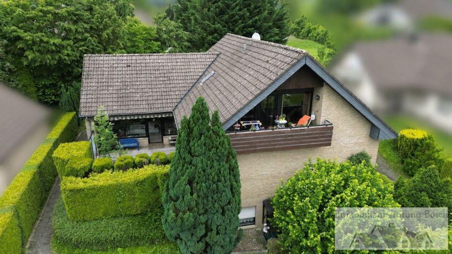 Ihr neues Zuhause mit Zukunft: Barrierefrei, energieeffizient und vielseitig nutzbar – Ansicht Straße (Drohne)