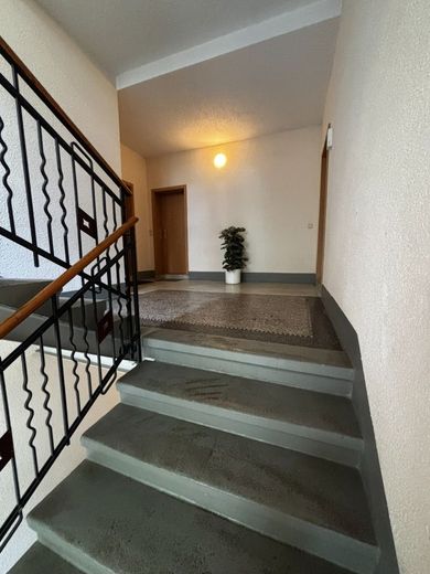 niepowtarzalne, zmodernizowane mieszkanie na poddaszu 2,0 pok. kuchnia z EBK/łazienka z wanną - ok. 55,96m² - Schloßchemnitz – 260706_MW_ETW_Nr.12 DG_rechts_BS8_KMS_Bilder_006_Treppenhaus