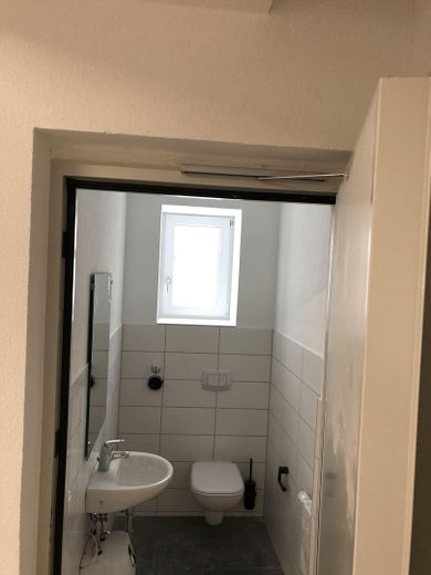 Ebenerdige neuwertige Lagerfläche mit Büro zu vermieten – WC