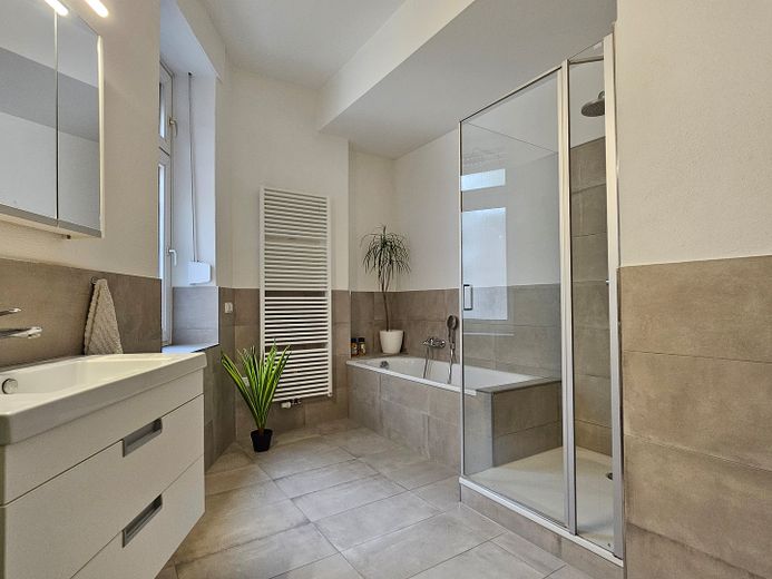 Sanierter Altbau! 3-Zi-Wohnung mit Balkon im 1.OG im beliebtem Martinsviertel – Tageslichtbad Bild 2