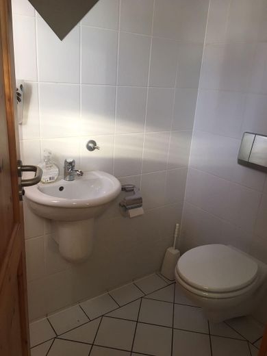 Casa unifamiliar con vivienda independiente - Inversión de capital - VENTA PRIVADA – EG Gäste WC