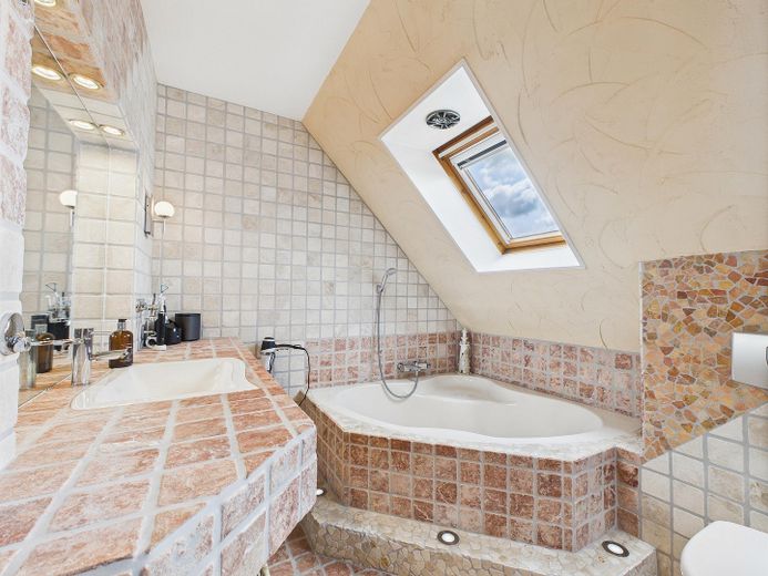 Bad mit Wanne und Dusche