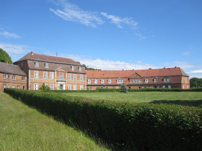 einzigartiges GUTSHAUS in halbrunder Bauweise Nähe Müritz – re. seitenflügel mit mansarde