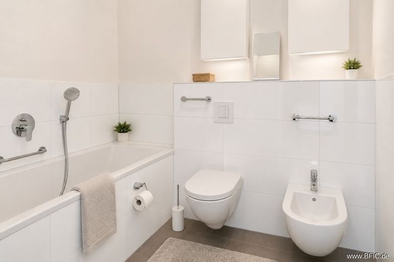 elegante 2-Zi.-Wohnung mit großem Balkon - möbliert vermietet nähe Spittelmarkt – Bad