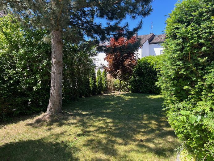 Casa unifamiliare dalla distribuzione perfetta, molto luminosa, con ampio giardino – Garten