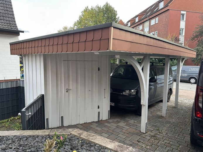 Carport mit Geräteschuppen