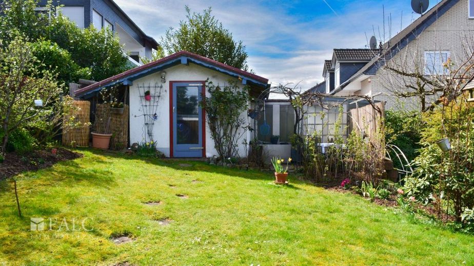 Familienfreundliche Doppelhaushälfte mit Garten, Terrasse &amp; Doppelgarage – Garten