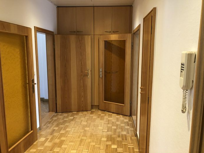 Neuwertige Wohnung mit vier Zimmern, Vollbad und EBK, Traumterrasse in Freiberg – Flur 