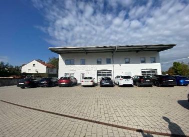 Gewerbehalle 6900 Qm mit Büro und Senitär, 128 Stellplätze seperate  Bürogebäude 420 Qm zu verkaufen – Verwaltungsgebäude + Werkstatt