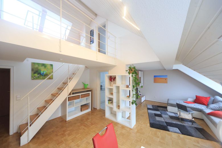 Schicke Maisonette-Wohnung mit Galerie und Loftcharakter | 2 Bäder – Wohnbereich