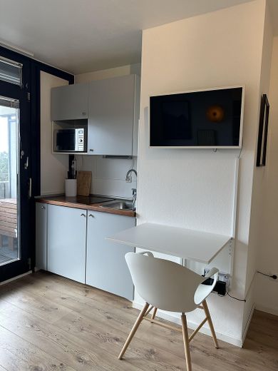 VANAF AUG 2027: Stijlvol gemeubileerd appartement | Tijdelijk wonen | Gemeubileerd wonen in Sachsenhausen – Essbereich mit Pantryküche