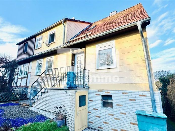 Schöne Doppelhaushälfte mit Nebengebäude, Garage und angelegtem Gartenbereich – Foto 1