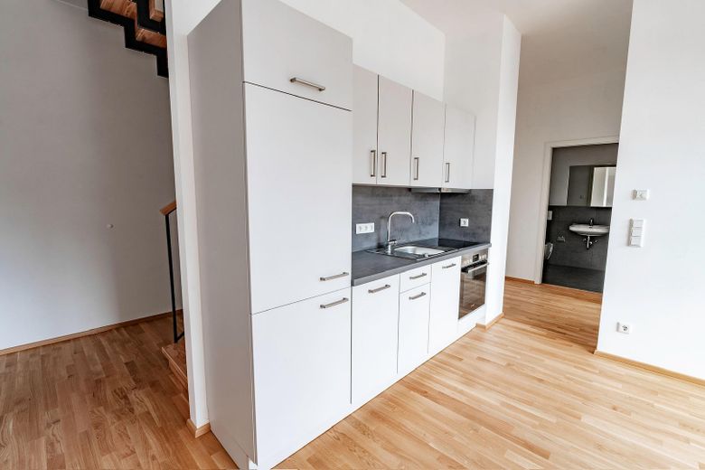 Lichtdurchflutete Neubau 3,5-Zimmer Maisonettewohnung: Loft-Charakter in zentraler Lage – Einbauküche EG