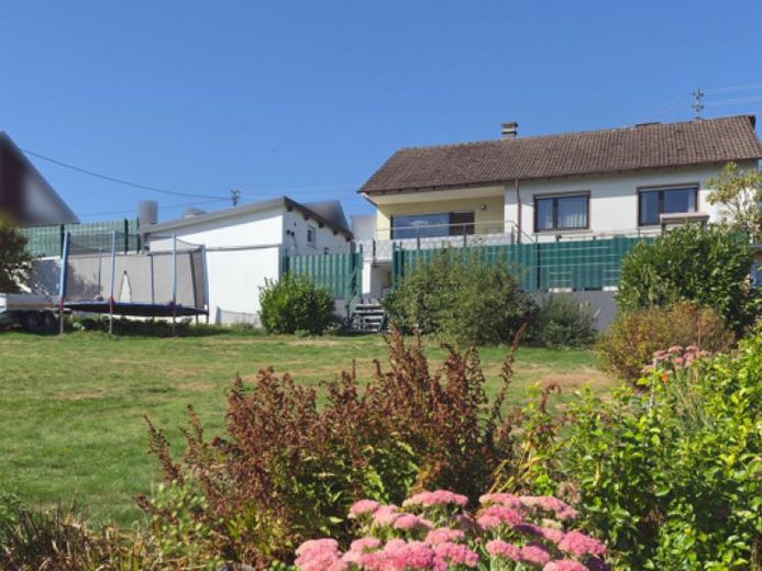 Multi-generational home or smart rental investment? Flexible single-family home plus building plot in Blankenrath – Photo 1