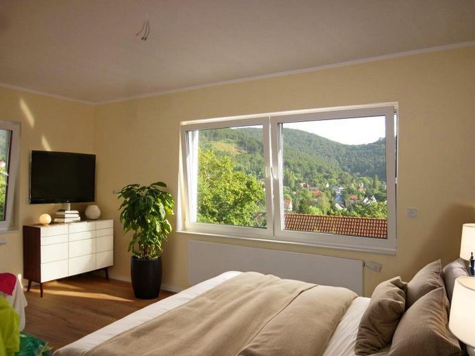 Fernblick über Bad Harzburg trifft Spa-Feeling: geöltes Parkett, Vollbad, Dampfsauna & 2 Balkone – Schlafzimmer m. Vollverdklung