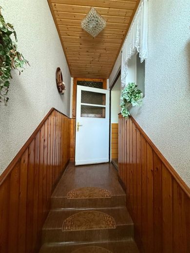 Doppelhaushälfte mit großer Garage, Carport, Wa, Du. und sonnigem Grundstück am Stadtrand – Treppenhaus