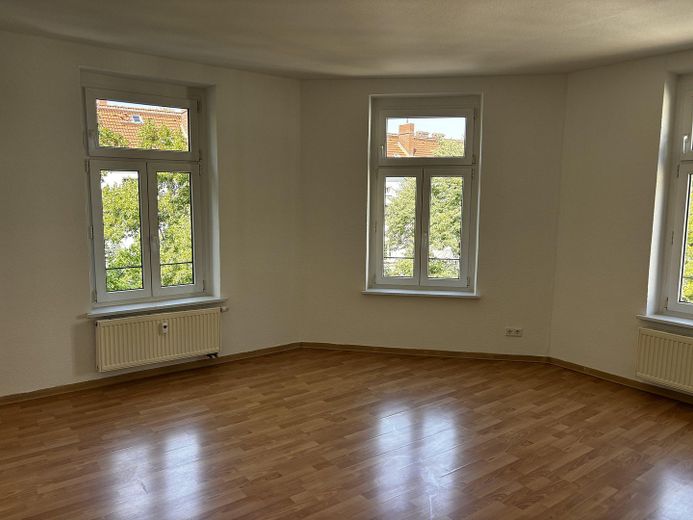 Luminoso appartamento di 3 locali con ascensore, nuova cucina componibile e bagno rinnovato – Wohnzimmer mit drei Fenstern