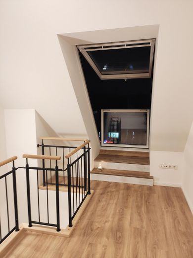 Dachgeschoß-Maisonette-Wohnung 52 qm am Tilsiter Platz in Kiel-Ellerbek – Schlafebene mit Fensterbalkon