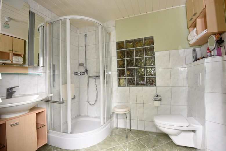 Mały dom jednorodzinny w stylu bungalow – Bad 