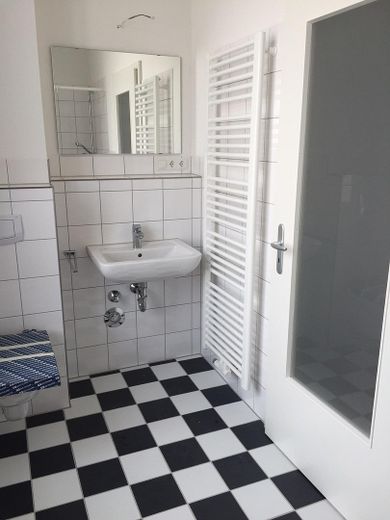 Vivere in un edificio tutelato: appartamento per insegnante di 2 locali nella AHL SCHULL – Badezimmer Bild 1