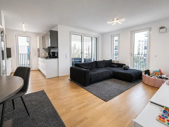 Neuwertige 3-Zimmer-Wohnung mit Balkon, zwei Bädern & TG-Stellplatz – Wohnbereich