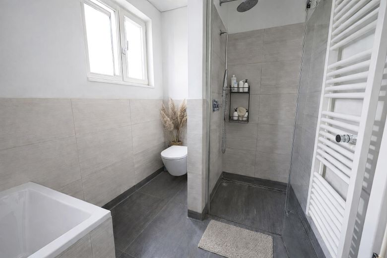 Luxuriöse, moderne 5-Zimmer Maisonette Wohnung mit TG-Stellplatz und Balkon in Südwest-Lage – Master-Badezimmer Ansicht 2