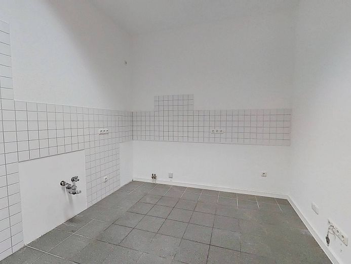 Cadono le foglie, anche i vostri costi di affitto – Trasferitevi e risparmiate 1 NKM: spazioso appartamento di 4 locali con BALCONE soleggiato nello storico Breitenweg – Ansicht I: Offener Küchenbere…