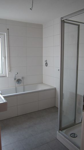 Ruhige zentrale 4,5-Zimmer-Wohnung mit großem Balkon 1. OG Herrenberg Ziegelfeld Wallbox Stellplatz – Badezimmer