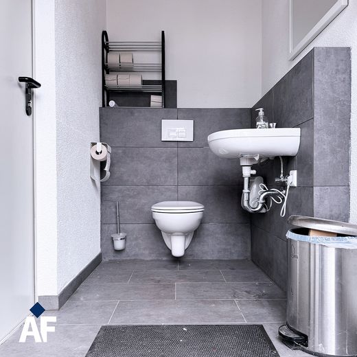 Stellplätze für Fahrzeuge//Wohnmobile//Boote//Maschinen zu vermieten – WC Anlage auf dem Gelände