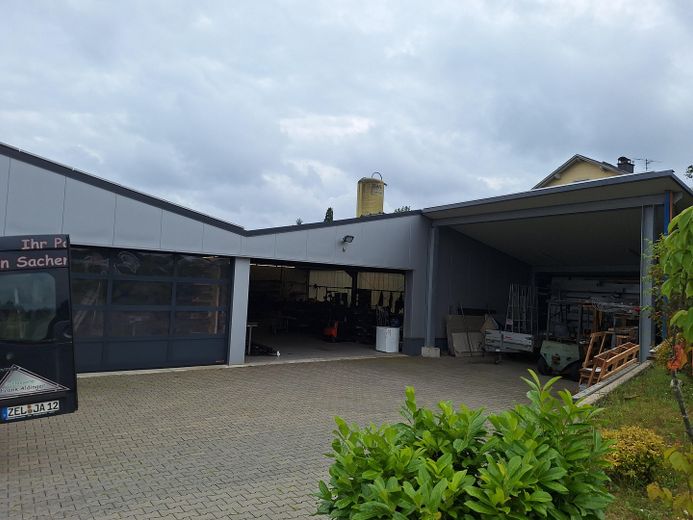 Gewerbe Halle für Handwerk, Praxis oder Verkauf in Zell - Barl – Hof mit Carport