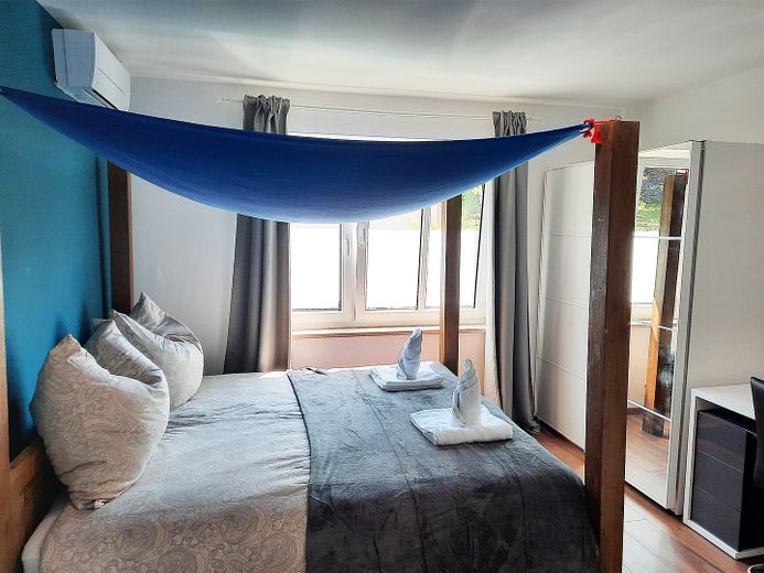 Möblierte Wohlfühloase in Augsburg-Göggingen – Perfekt als Ferienwohnung – 1. Schlafzimmer mit Himmelbett