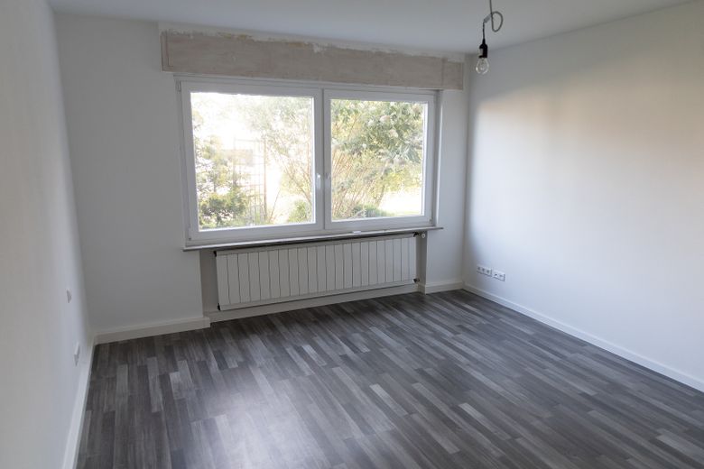 Sanierte 2.5-Zi-Wohnung mit Einbauküche, Terrasse, Garten + Gartenhütte in Waldstetten – Schlafzimmer mit Aussicht